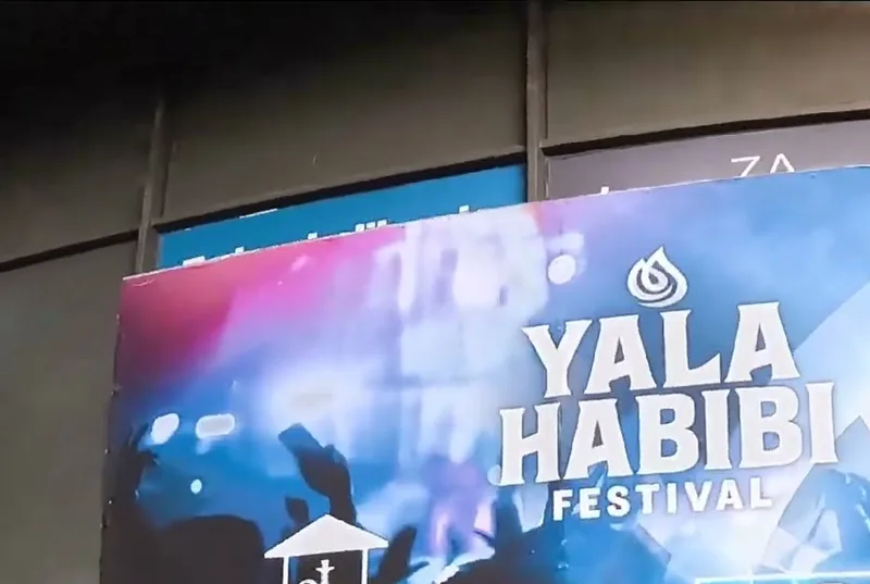 Transparent Yala Habibi Festivala na fasadi hale Beogradskog sajma